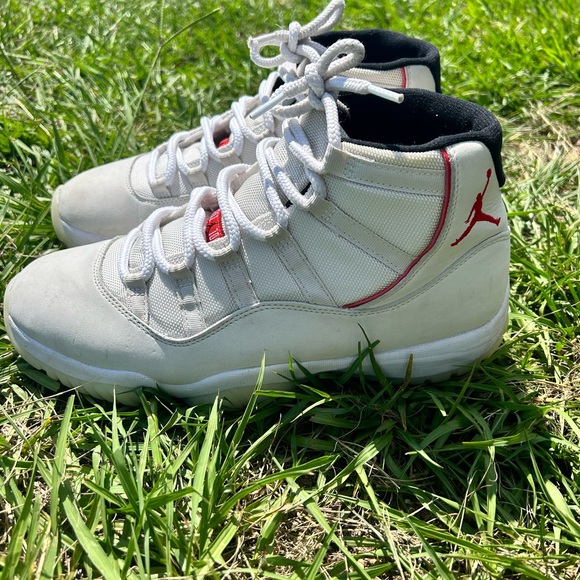 Jordan 11 platinum tint main image 4